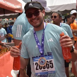 Grupo de corredores se acerca a la meta en Bogotá.