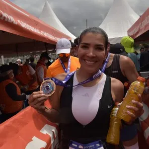 Atletas completan la recta final de la carrera.