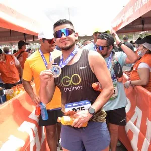 Participantes avanzan hacia la línea final en Bogotá.