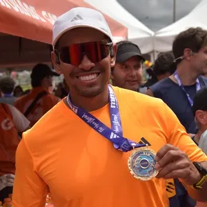 Corredores celebran después de completar la Media Maratón.