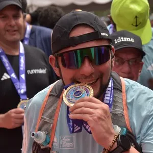 Atletas festejan su llegada a la meta en Bogotá.