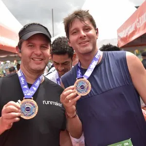 Corredoras disfrutan el momento después de completar los 21K.