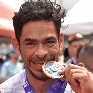 Runners celebran después de finalizar los 10K.