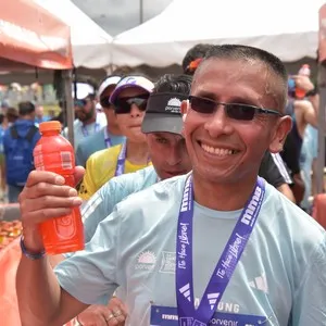 Atletas muestran alegría después de terminar la competencia.