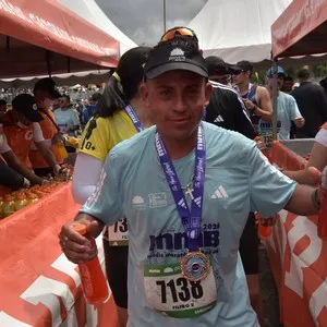 Participantes celebran juntos al completar el recorrido.