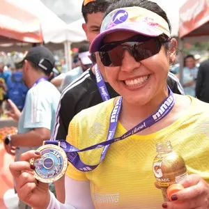 Corredoras sonríen después de finalizar la carrera en Bogotá.