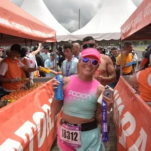 Grupo de atletas celebra el final de la Media Maratón de Bogotá.