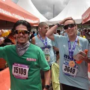 Participantes festejan su llegada a la meta en Bogotá.