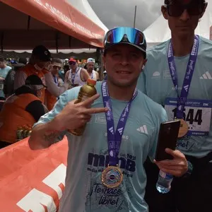 Corredores celebran el logro de completar los 21K.