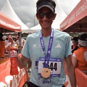 Atletas festejan después de terminar los 10K de la carrera.