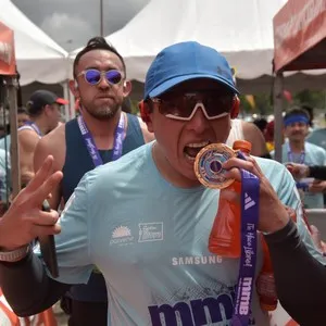 Corredoras celebran juntas después de la competencia.
