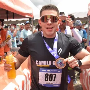 Participantes muestran satisfacción después de completar la carrera.