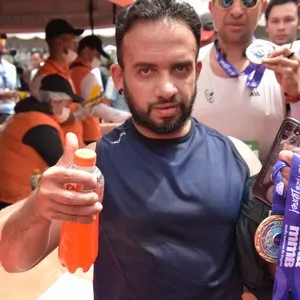 Atletas celebran su participación en la Media Maratón de Bogotá.