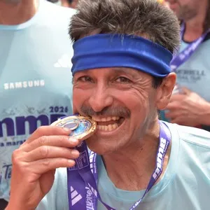 Corredores comparten la alegría de terminar la carrera en Bogotá.