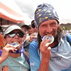 Corredores disfrutan el recorrido de la Media Maratón de Bogotá.
