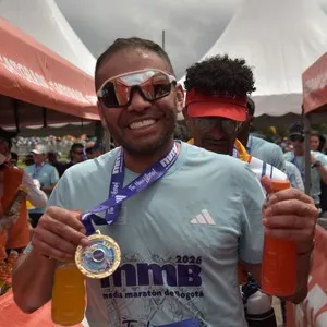 Corredoras participan en la jornada deportiva de Bogotá.