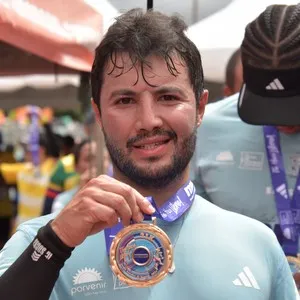 Atletas completan kilómetros durante la Media Maratón de Bogotá.