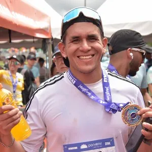 Corredores disfrutan la experiencia de correr en Bogotá.