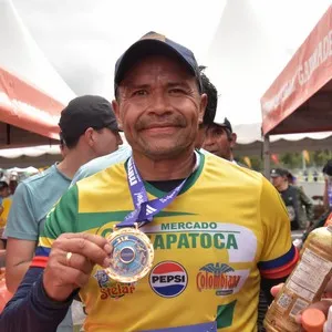 Grupo de atletas participa en la Media Maratón de Bogotá.