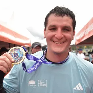 Runners recorren el circuito urbano de Bogotá durante la carrera.