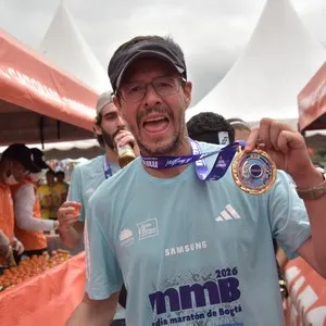 Atletas corren por las calles de Bogotá durante la jornada deportiva.