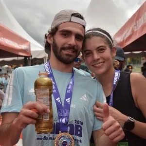 Grupo de corredores avanza durante la competencia en Bogotá.