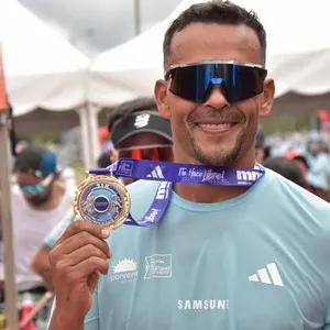 Atletas disfrutan la jornada atlética de Bogotá.