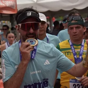 Participantes recorren las calles de la capital durante la carrera.