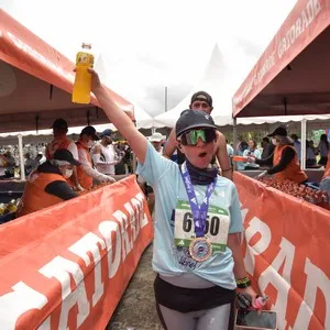 Corredora completa kilómetros de la Media Maratón de Bogotá.