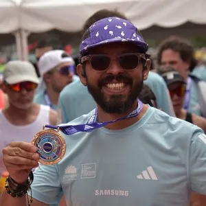 Atleta avanza por el circuito oficial de la carrera.