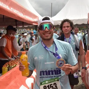 Corredora avanza durante la competencia atlética.