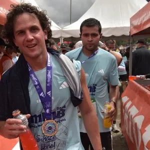 Corredores corren por Bogotá durante la jornada deportiva.