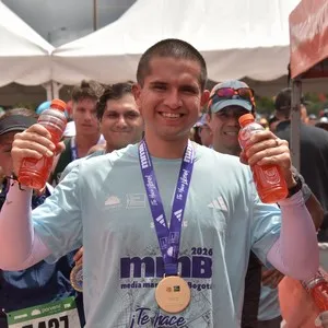 Runners completan kilómetros de la competencia en Bogotá.