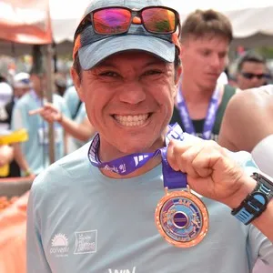 Corredores participan en una jornada de running en Bogotá.