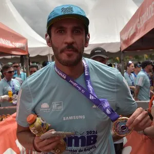 Grupo de corredores disfruta el ambiente de la carrera.