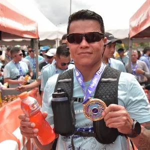 Runners avanzan durante la jornada deportiva en Bogotá.