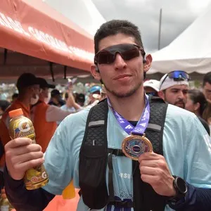 Atletas recorren las calles durante la Media Maratón de Bogotá.