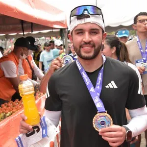 Participantes corren por el circuito urbano de la competencia.