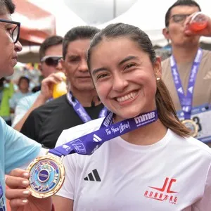 Corredoras participan en la jornada de atletismo de Bogotá.