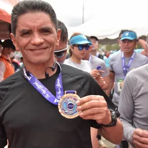 Grupo de atletas avanza por las calles de la capital.