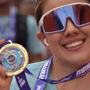 Runners recorren Bogotá durante la competencia deportiva.