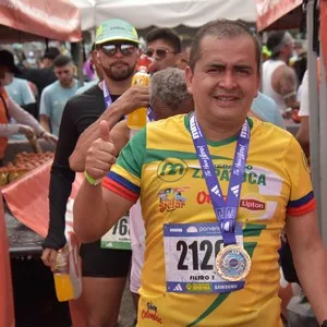 Corredores recorren los 21K durante la Media Maratón.
