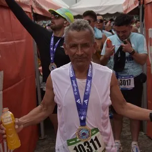 Participantes avanzan por el circuito de 21 kilómetros.