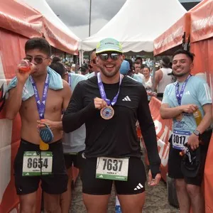 Corredoras corren durante los 21K en Bogotá.