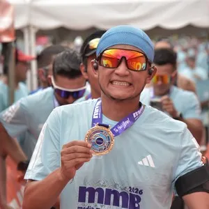 Corredores disfrutan la carrera de 21 kilómetros.