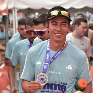Participantes completan kilómetros de los 21K en Bogotá.
