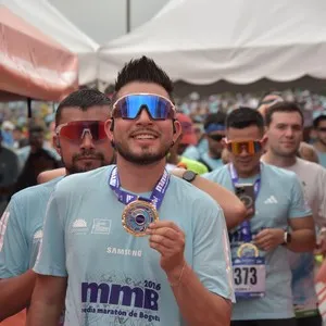 Atletas avanzan juntos durante la competencia de 21K.