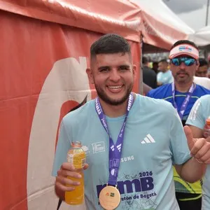 Grupo de corredores participa en la carrera de 21K.