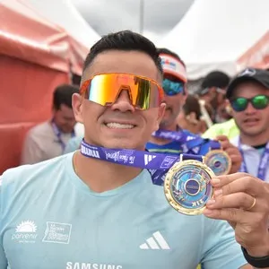 Runners avanzan por las calles de Bogotá durante los 21K.