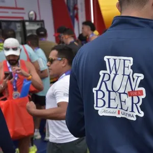 Participantes avanzan juntos por el recorrido de 21K.